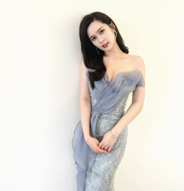 梁超怡晒純白綁帶性感泳衣照！上圍全面升Cup黃金曲線震撼眼球