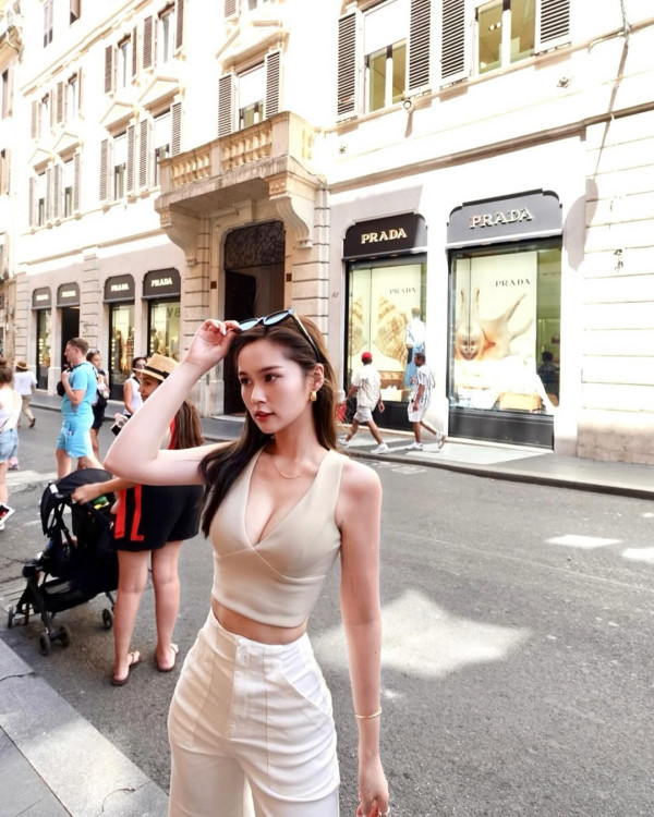 梁超怡晒純白綁帶性感泳衣照！上圍全面升Cup黃金曲線震撼眼球