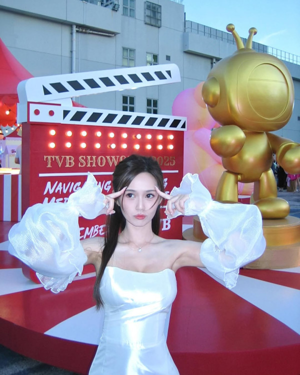 梁超怡晒純白綁帶性感泳衣照！上圍全面升Cup黃金曲線震撼眼球