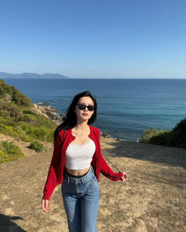 梁超怡晒純白綁帶性感泳衣照！上圍全面升Cup黃金曲線震撼眼球