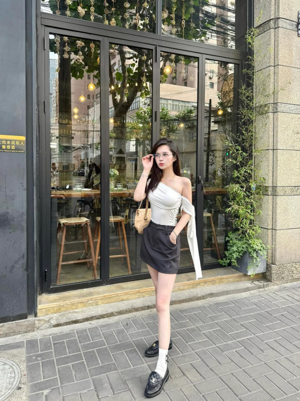 梁超怡晒純白綁帶性感泳衣照！上圍全面升Cup黃金曲線震撼眼球