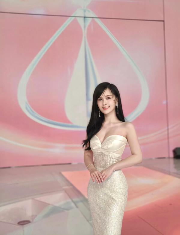 梁超怡晒純白綁帶性感泳衣照！上圍全面升Cup黃金曲線震撼眼球