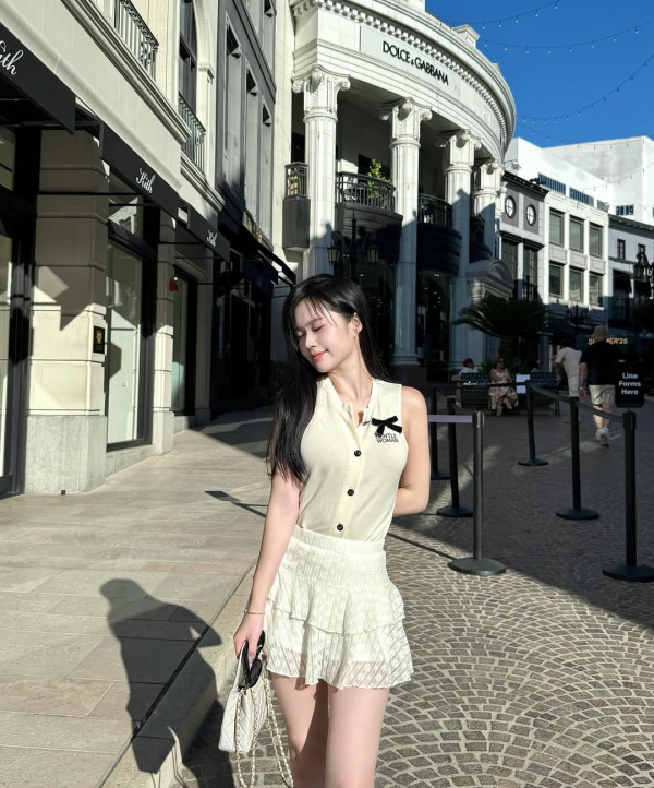 梁超怡晒純白綁帶性感泳衣照！上圍全面升Cup黃金曲線震撼眼球