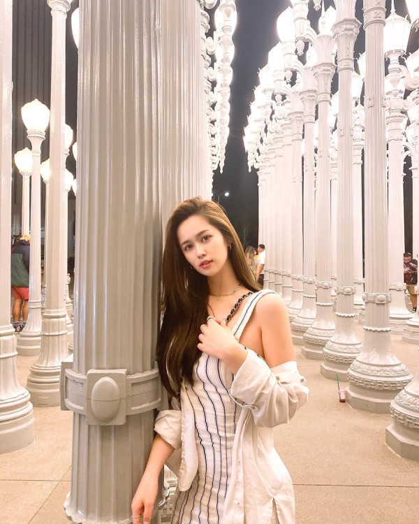 梁超怡晒純白綁帶性感泳衣照！上圍全面升Cup黃金曲線震撼眼球