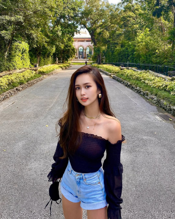 梁超怡晒純白綁帶性感泳衣照！上圍全面升Cup黃金曲線震撼眼球