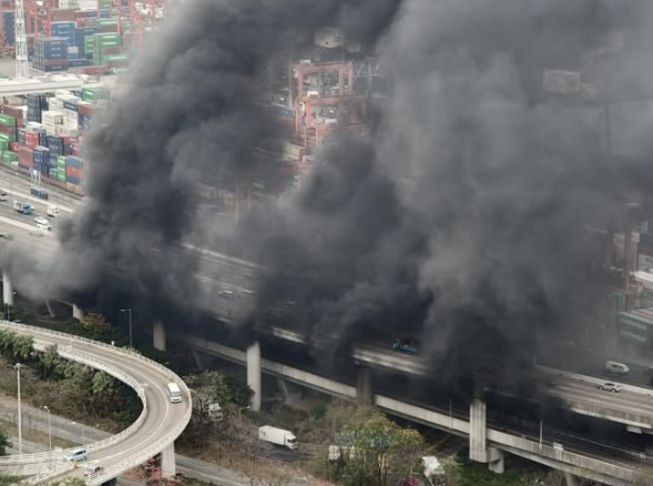 車CAM片葵涌貨車爆炸毒煙吞三號幹線 眼尖網民見貨車殘骸疑「流動炸彈」肇禍