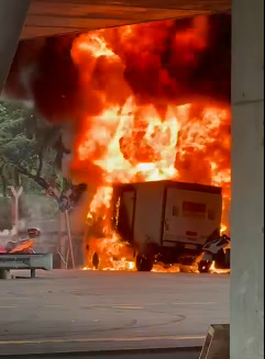 車CAM片葵涌貨車爆炸毒煙吞三號幹線 眼尖網民見貨車殘骸疑「流動炸彈」肇禍