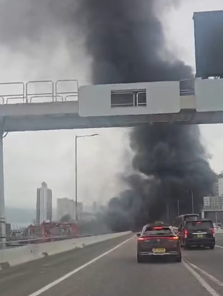車CAM片葵涌貨車爆炸毒煙吞三號幹線 眼尖網民見貨車殘骸疑「流動炸彈」肇禍