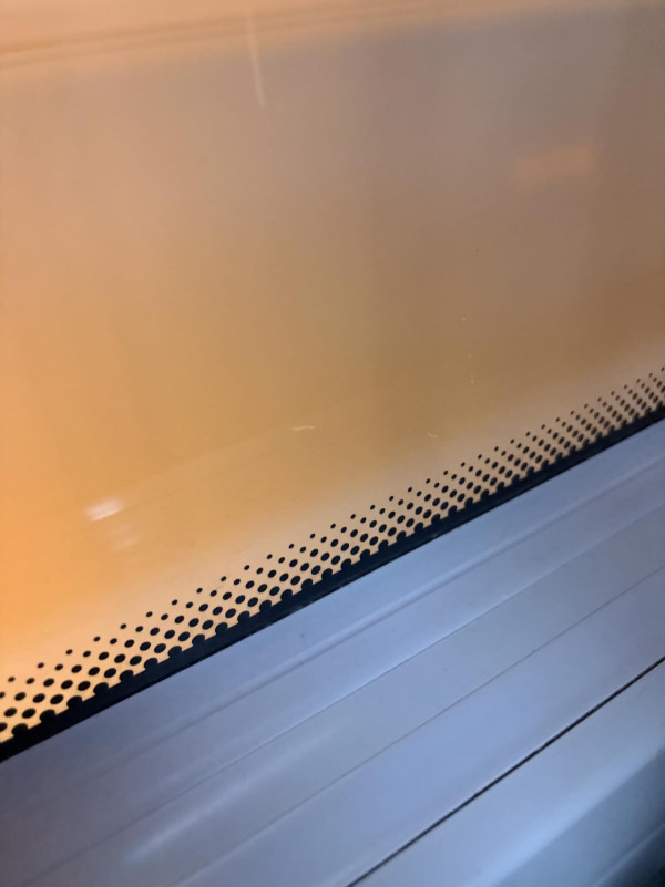 巴士窗邊「神秘小黑點」唔係裝飾？網民揭隱藏用途：原來係救命關鍵！