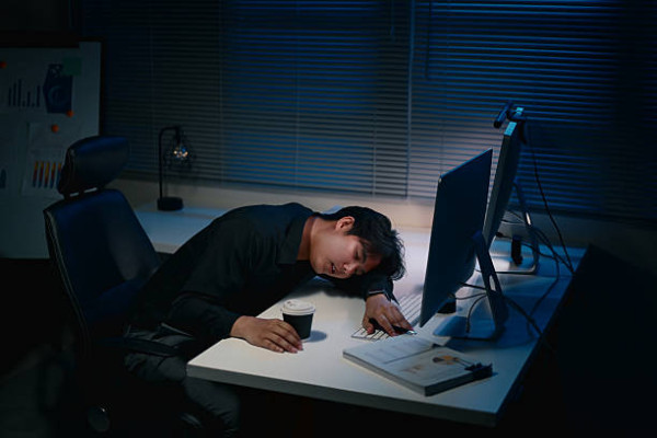 醫生盤點7大傷心臟壞習慣！唔食早餐/久坐超傷身 熬夜恐致血管鈣化急飆300%