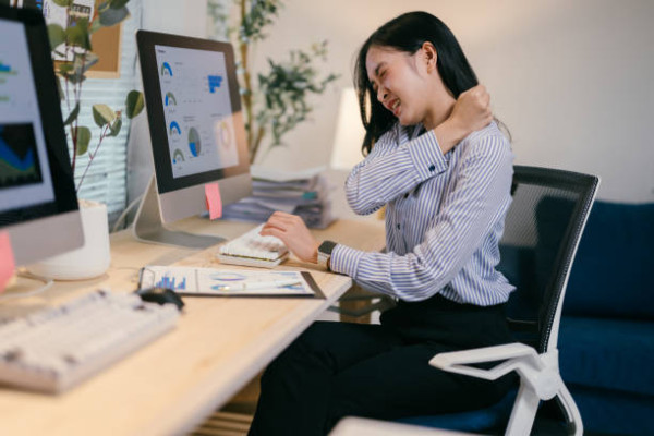 醫生盤點7大傷心臟壞習慣！唔食早餐/久坐超傷身 熬夜恐致血管鈣化急飆300%