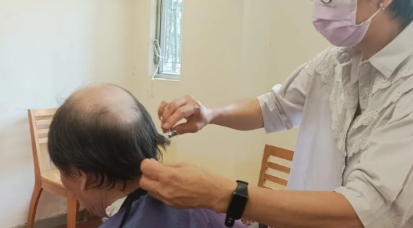 老人家難落街剪髮？全港5大免費上門義剪：專人$0上屋企/包剪灰甲
