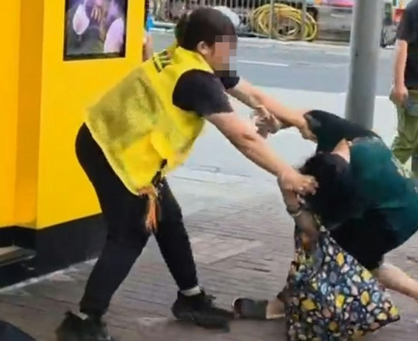 麥當勞MMA母女大戰深水埗特賣城！2女互摑扯髮以頭撼地／長裙女扯脫背心還拖