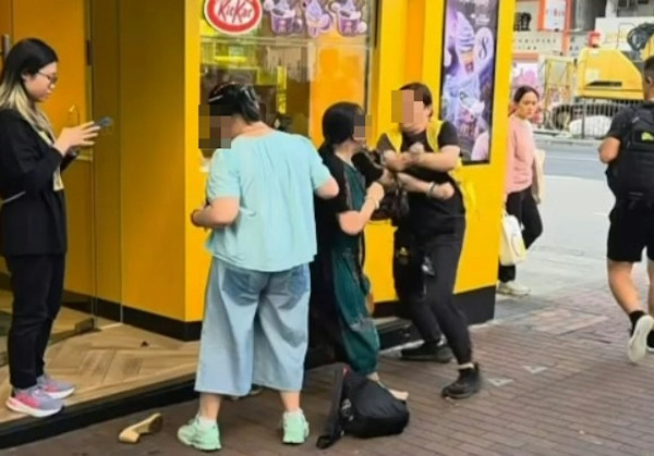 麥當勞MMA母女大戰深水埗特賣城！2女互摑扯髮以頭撼地／長裙女扯脫背心還拖
