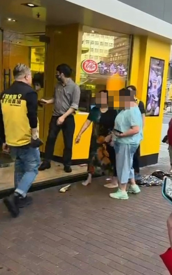 麥當勞MMA母女大戰深水埗特賣城！2女互摑扯髮以頭撼地／長裙女扯脫背心還拖