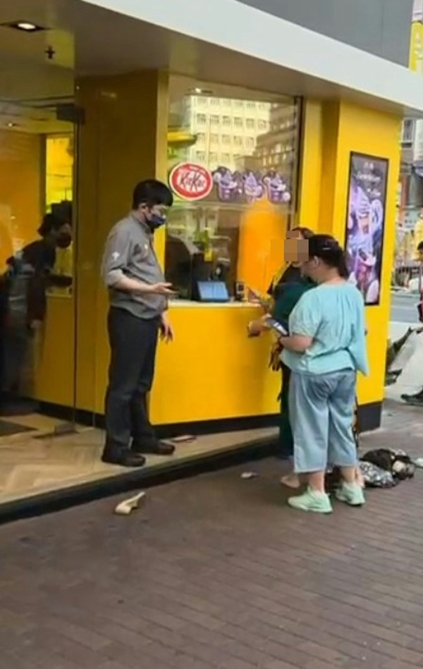 麥當勞MMA母女大戰深水埗特賣城！2女互摑扯髮以頭撼地／長裙女扯脫背心還拖