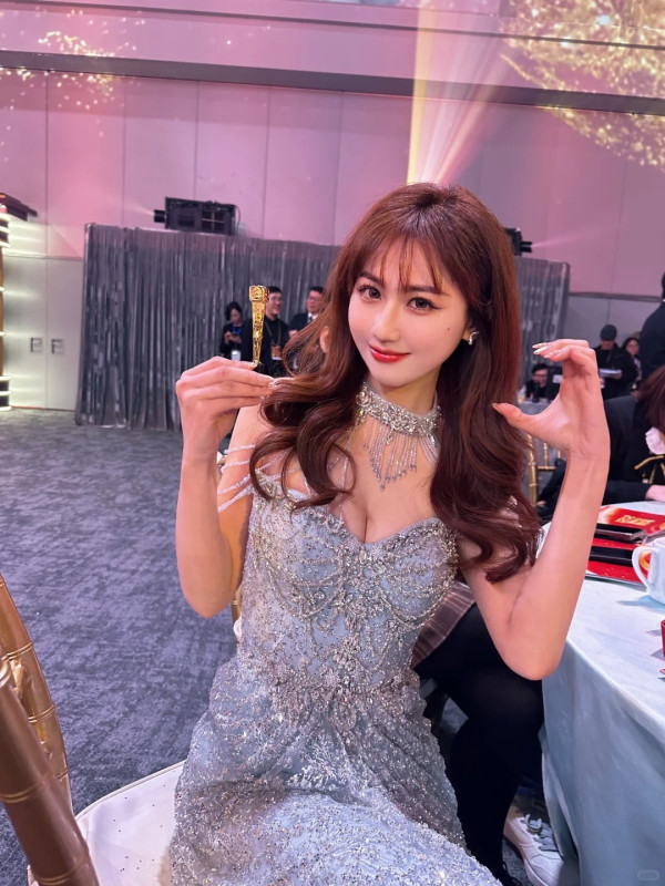 TVB小生宣佈分手後極速爆新戀情！密會性感靚女斷正！大方曝5字回應關係