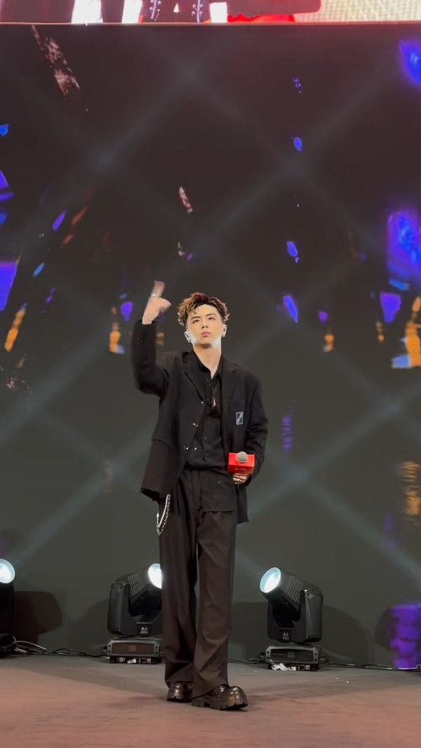 TVB小生宣佈分手後極速爆新戀情！密會性感靚女斷正！大方曝5字回應關係