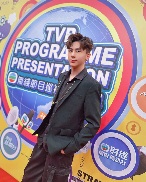 TVB小生宣佈分手後極速爆新戀情！密會性感靚女斷正！大方曝5字回應關係