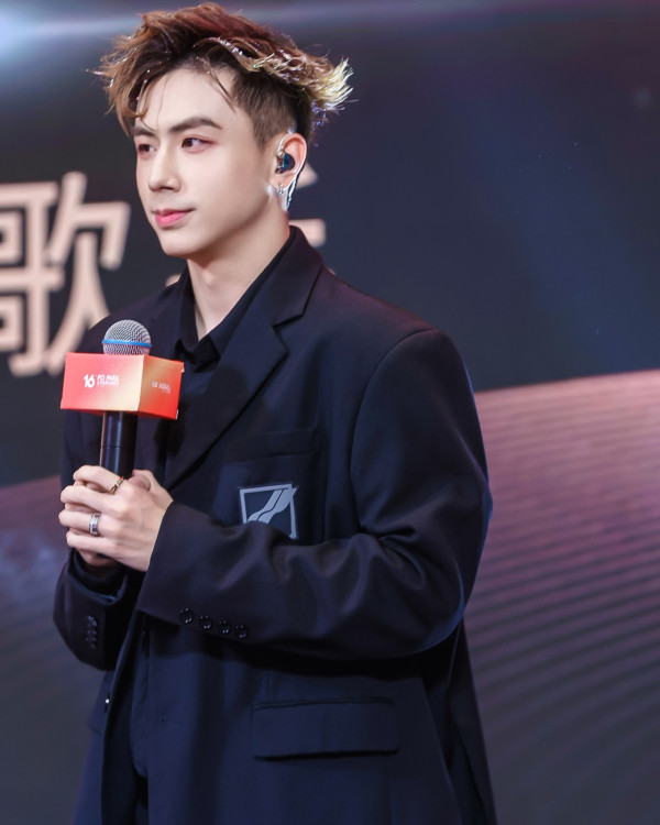 TVB小生宣佈分手後極速爆新戀情！密會性感靚女斷正！大方曝5字回應關係