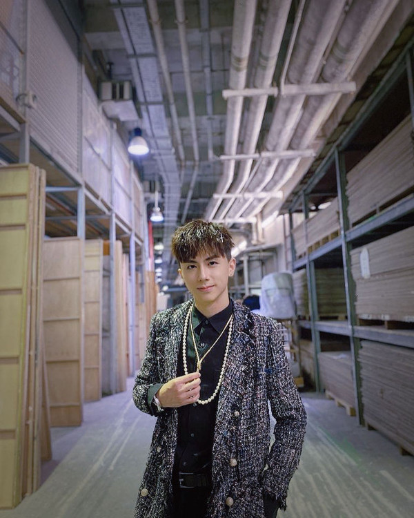 TVB小生宣佈分手後極速爆新戀情！密會性感靚女斷正！大方曝5字回應關係