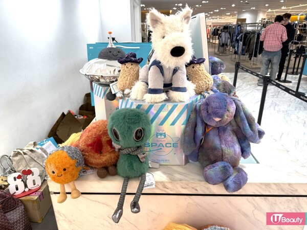 JELLYCAT  Munro 太空狗  港幣 525元、JELLYCAT  Zodihop Luxe 兔仔  港幣 465元 