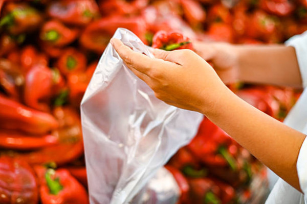 專家警告保鮮紙用錯1種食物釋出劇毒！恐長久干擾內分泌 附4大排毒還原法