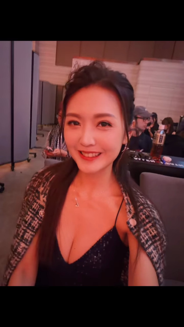 前港姐冠軍分手後性感解放5吋深溝 同場海兒都被比下去！網民激讚單身福利