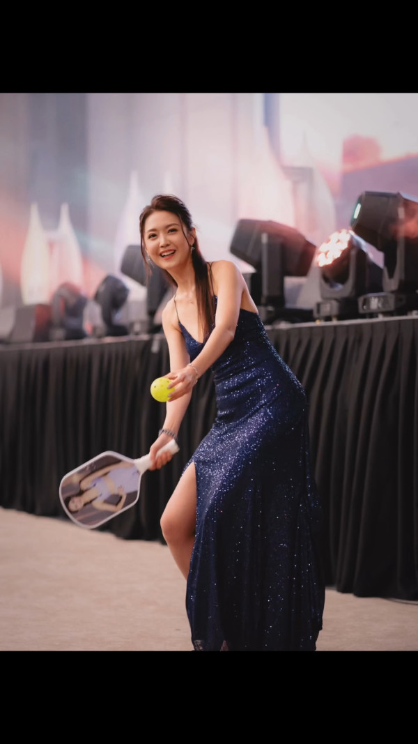 前港姐冠軍分手後性感解放5吋深溝 同場海兒都被比下去!網民激讚單身福利