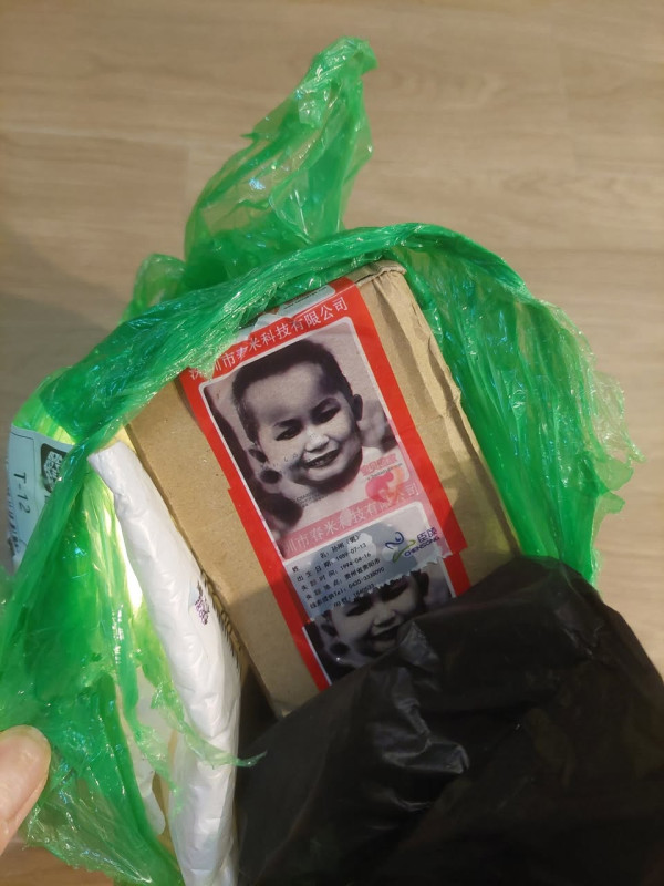 拼多多包裹藏30年前男童黑白照，港人睇完嚇到發惡夢。（圖片來源：Facebook@拼多多「中伏分享群」）