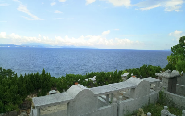 (圖片內容:深圳大鵬灣華僑墓園) 【2026清明北上掃墓】跨境巴士直達深圳大鵬灣最平0起 港島、九龍、新界多點出發!