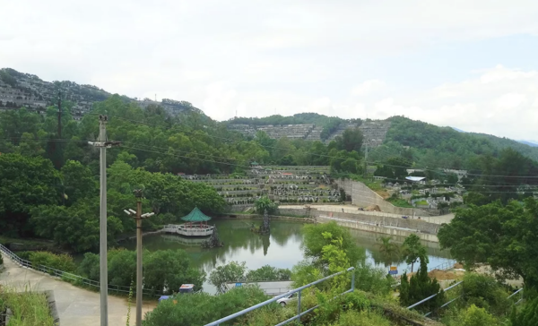 (圖片內容:深圳大鵬灣華僑墓園) 【2026清明北上掃墓】跨境巴士直達深圳大鵬灣最平0起 港島、九龍、新界多點出發!