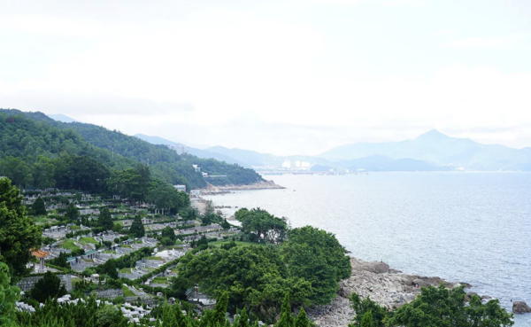 (圖片內容:深圳大鵬灣華僑墓園) 【2026清明北上掃墓】跨境巴士直達深圳大鵬灣最平0起 港島、九龍、新界多點出發!