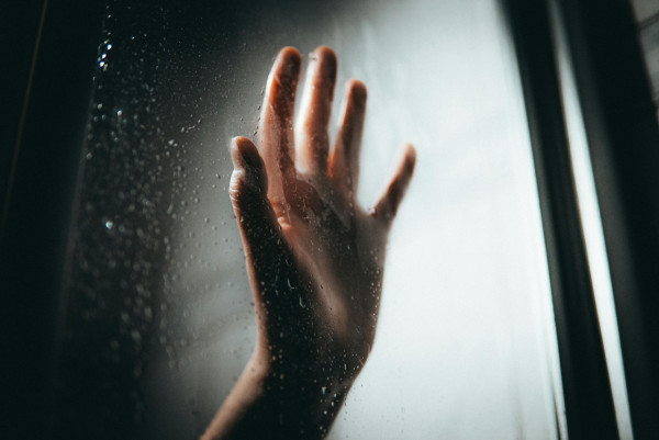 三寶媽沖涼滑手機邊叉電慘死 夫轟iPhone稱防水卻無警示【附4條防觸電家規必守】