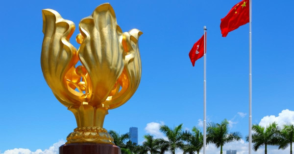 內媒放蛇踢爆港珠澳旅行團貨不對辦！遊客被保安強攔迫購物逾萬元 