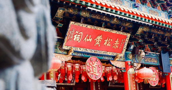 內媒放蛇踢爆港珠澳旅行團貨不對辦！遊客被保安強攔迫購物逾萬元 