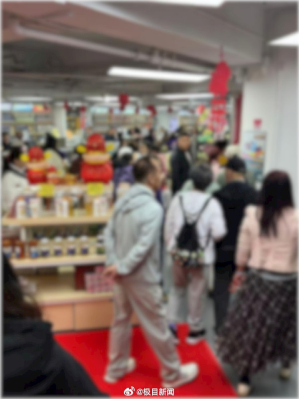 內媒放蛇踢爆港珠澳旅行團貨不對辦！遊客被保安強攔迫購物逾萬元 