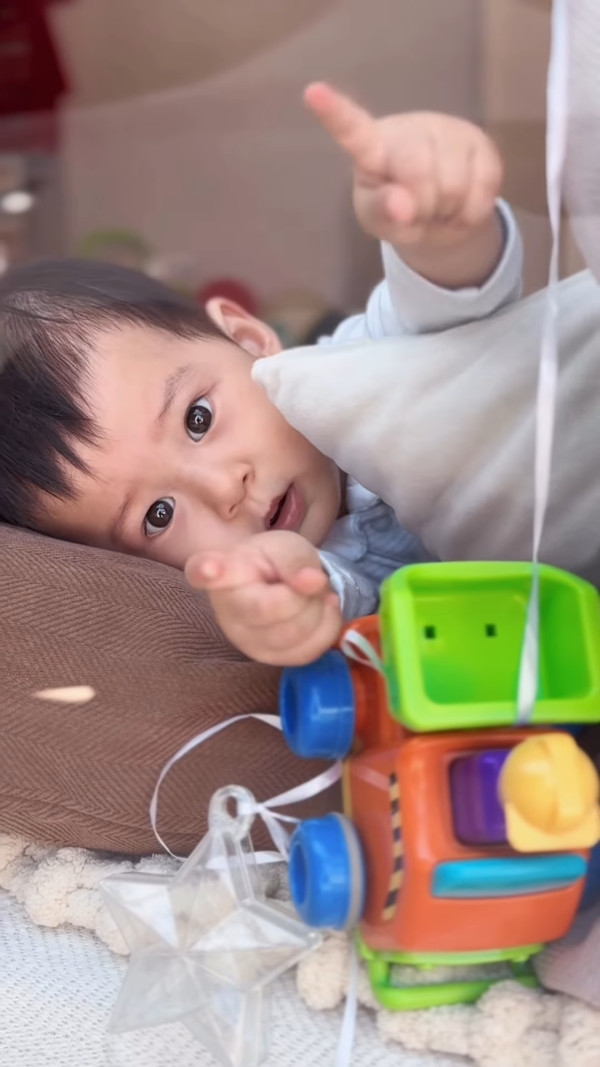 黃翠如蕭正楠仔仔1歲生日會極搶鏡！正面樣似足媽咪！爬勻全屋千尺豪宅巨廳