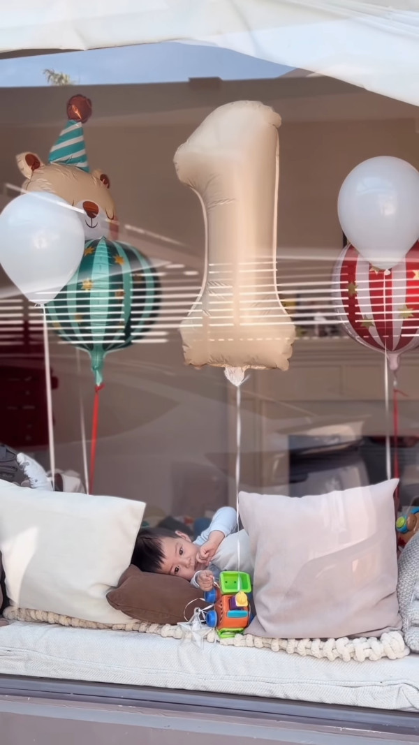 黃翠如蕭正楠仔仔1歲生日會極搶鏡！正面樣似足媽咪！爬勻全屋千尺豪宅巨廳