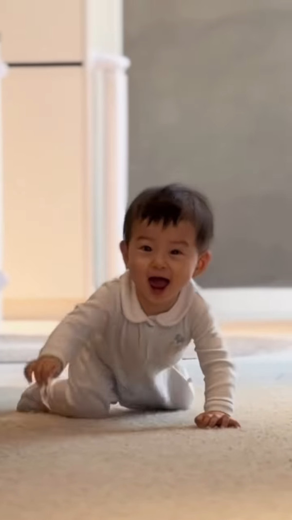 黃翠如蕭正楠仔仔1歲生日會極搶鏡！正面樣似足媽咪！爬勻全屋千尺豪宅巨廳