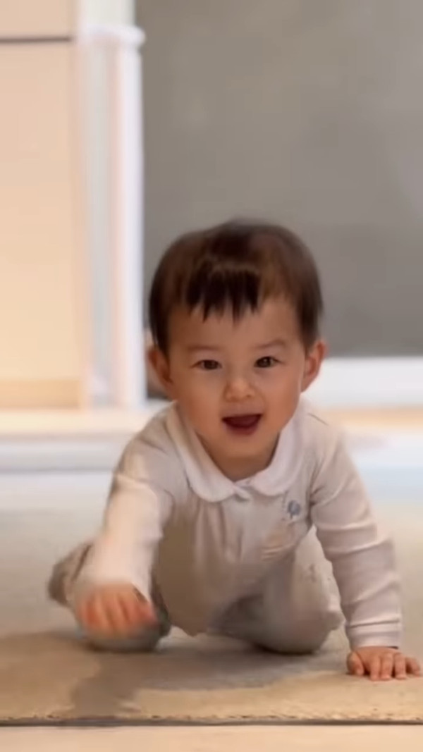 黃翠如蕭正楠仔仔1歲生日會極搶鏡！正面樣似足媽咪！爬勻全屋千尺豪宅巨廳