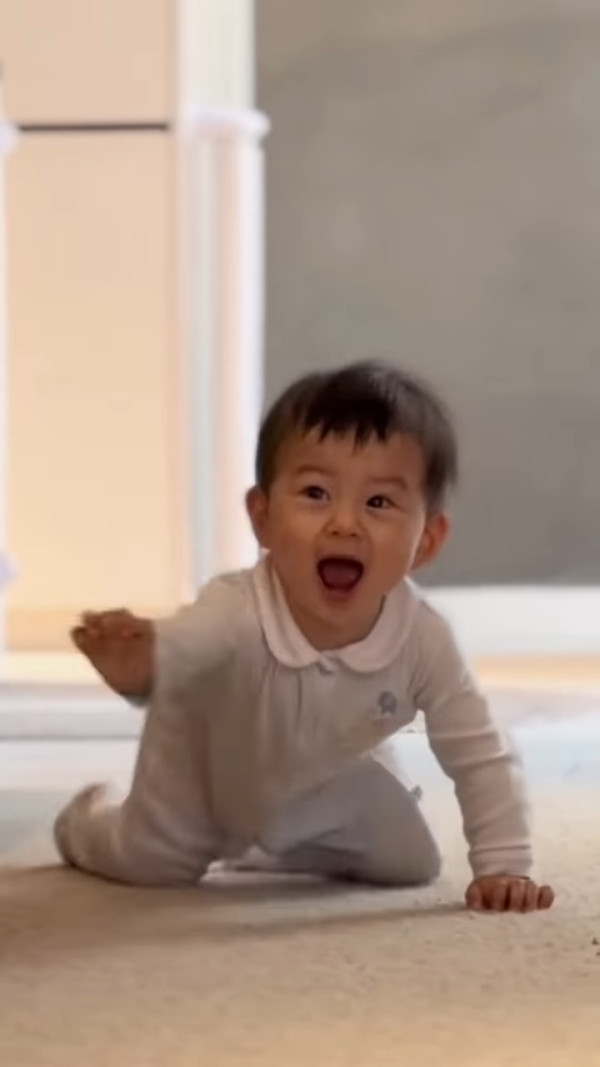 黃翠如蕭正楠仔仔1歲生日會極搶鏡！正面樣似足媽咪！爬勻全屋千尺豪宅巨廳