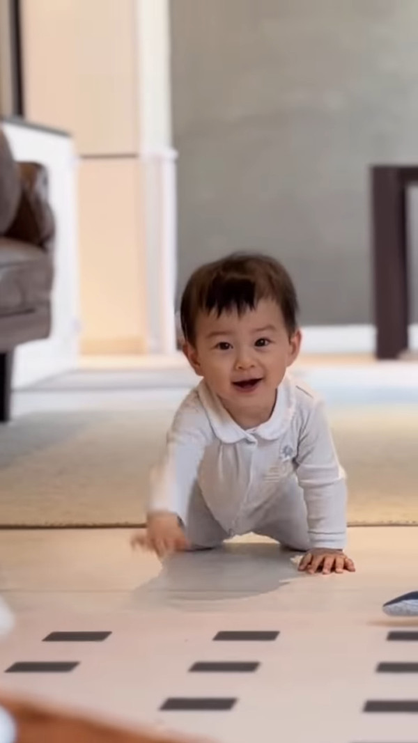 黃翠如蕭正楠仔仔1歲生日會極搶鏡！正面樣似足媽咪！爬勻全屋千尺豪宅巨廳