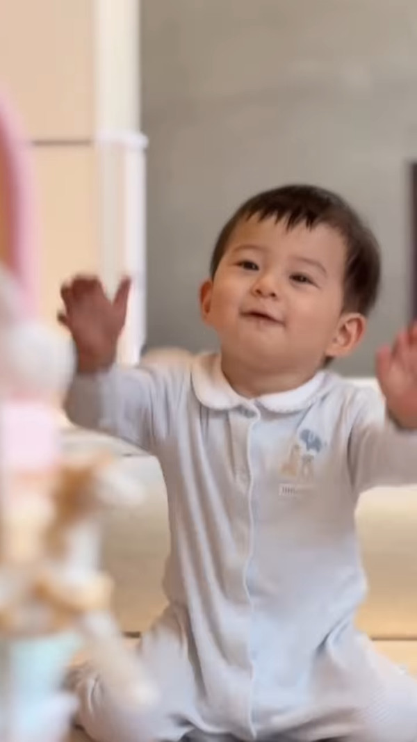黃翠如蕭正楠仔仔1歲生日會極搶鏡！正面樣似足媽咪！爬勻全屋千尺豪宅巨廳