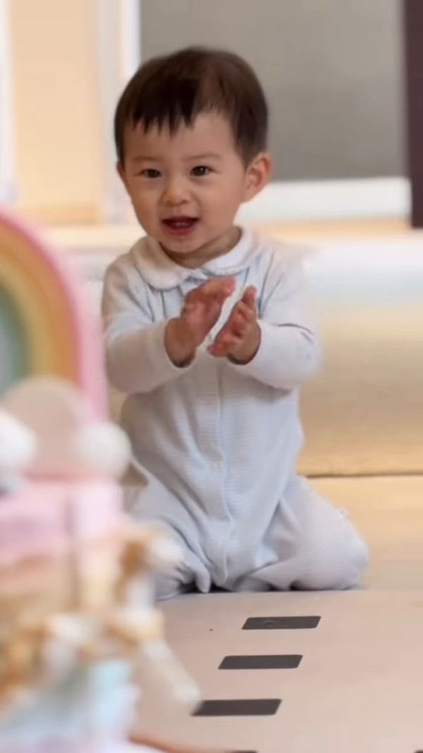 黃翠如蕭正楠仔仔1歲生日會極搶鏡！正面樣似足媽咪！爬勻全屋千尺豪宅巨廳