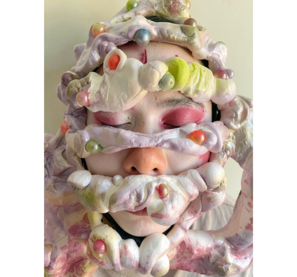 Art central表演︰Isabella Isabella《 I see blood in the sky. 》（圖片來源︰Art central）