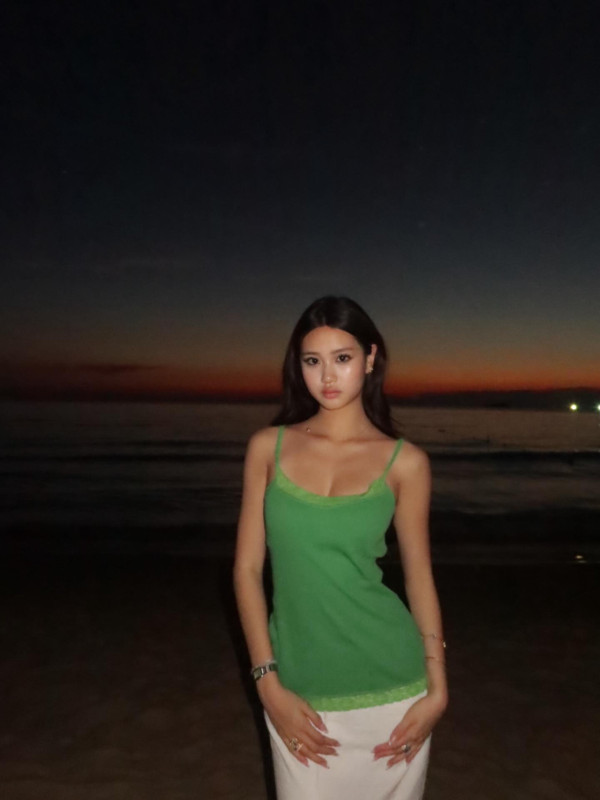 鍾麗緹細女日落下晒魔鬼身材超搶鏡！大個女盡得媽媽神基因接捧性感女神