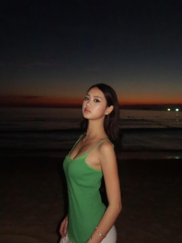 鍾麗緹細女日落下晒魔鬼身材超搶鏡！大個女盡得媽媽神基因接捧性感女神