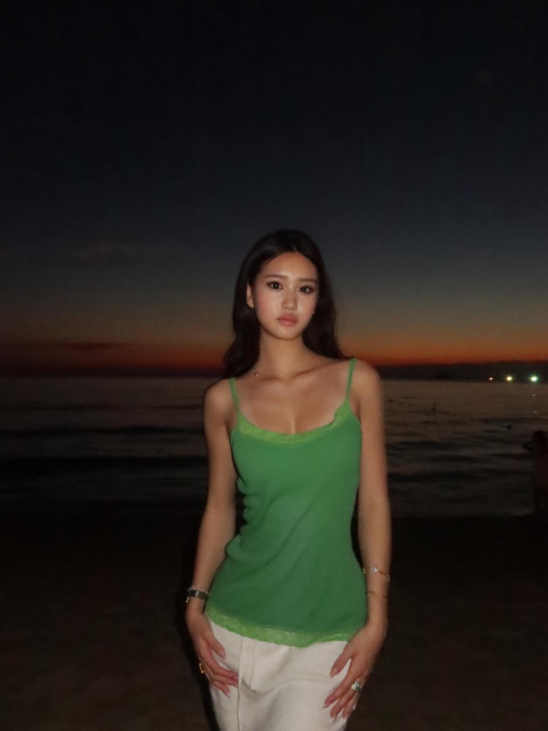 鍾麗緹細女日落下晒魔鬼身材超搶鏡！大個女盡得媽媽神基因接捧性感女神