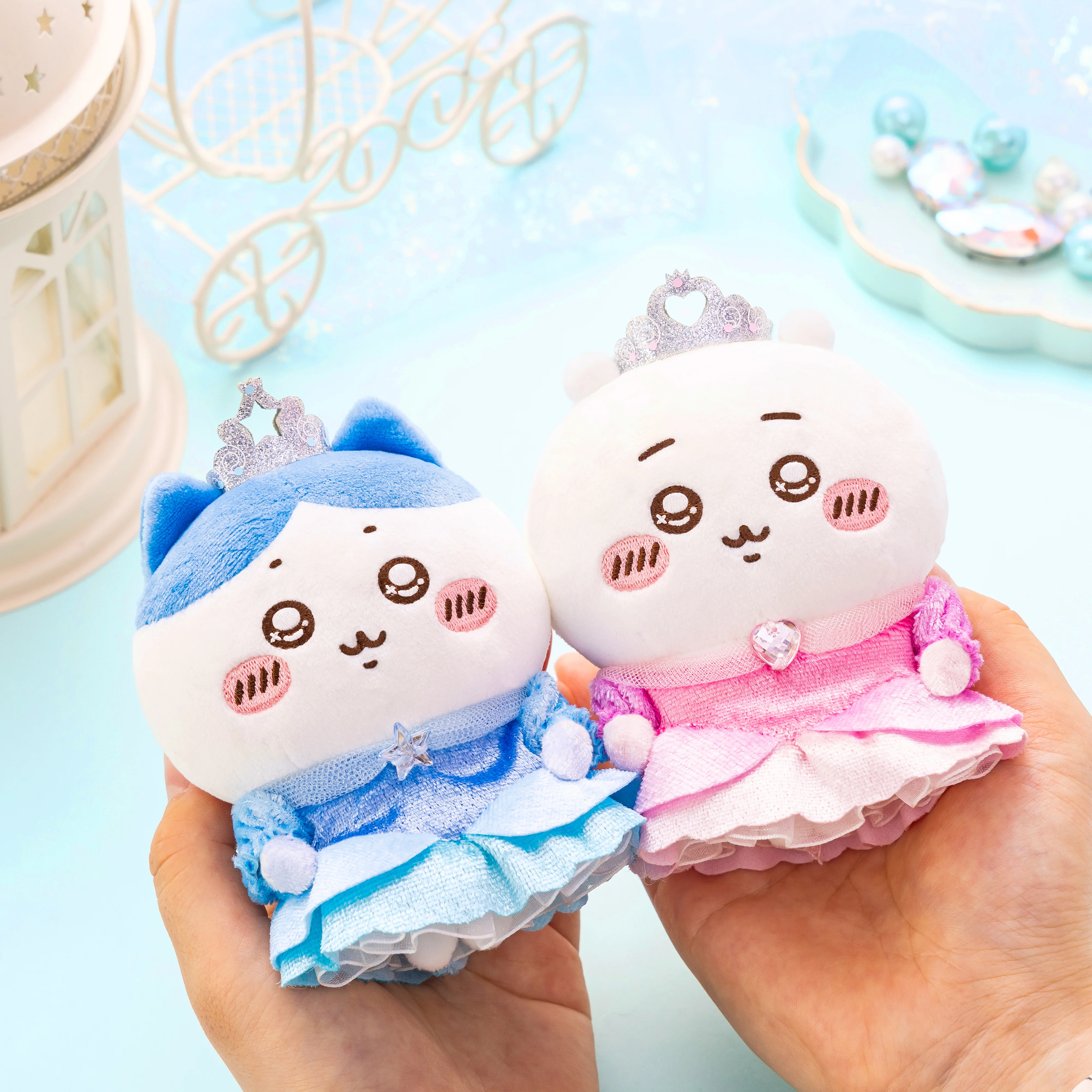 日本推出Chiikawa生日紀念系列!兔兔瀏海髮型化身王子、小八公主造型4月上旬登場